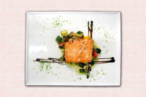 salmone norvegese croccante con verdure spadellate i due mondi busca